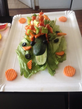 Cocodrilo con brochetas de verduras surtidas